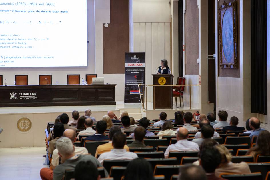 Una presentación académica en una sala con público en la Universidad de Comillas.