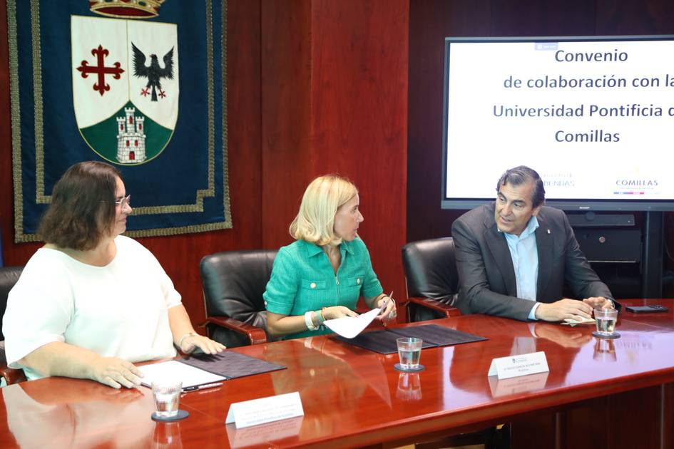 Firma de un convenio de colaboración entre instituciones educativas.