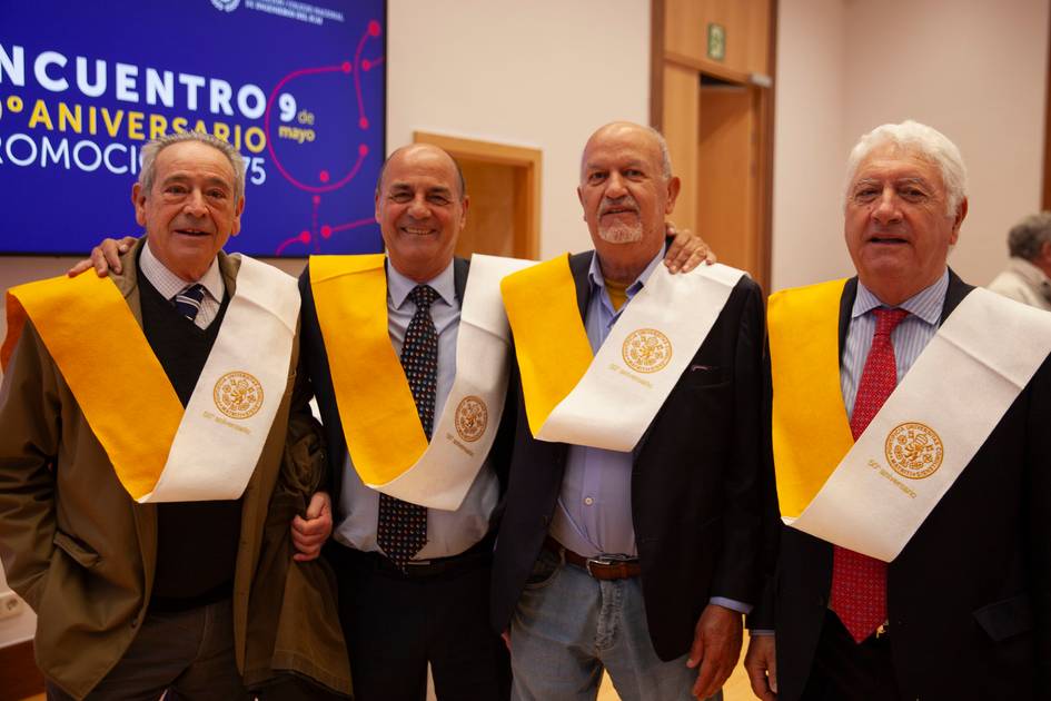 Un grupo de cuatro hombres posando con sashes en un evento conmemorativo.