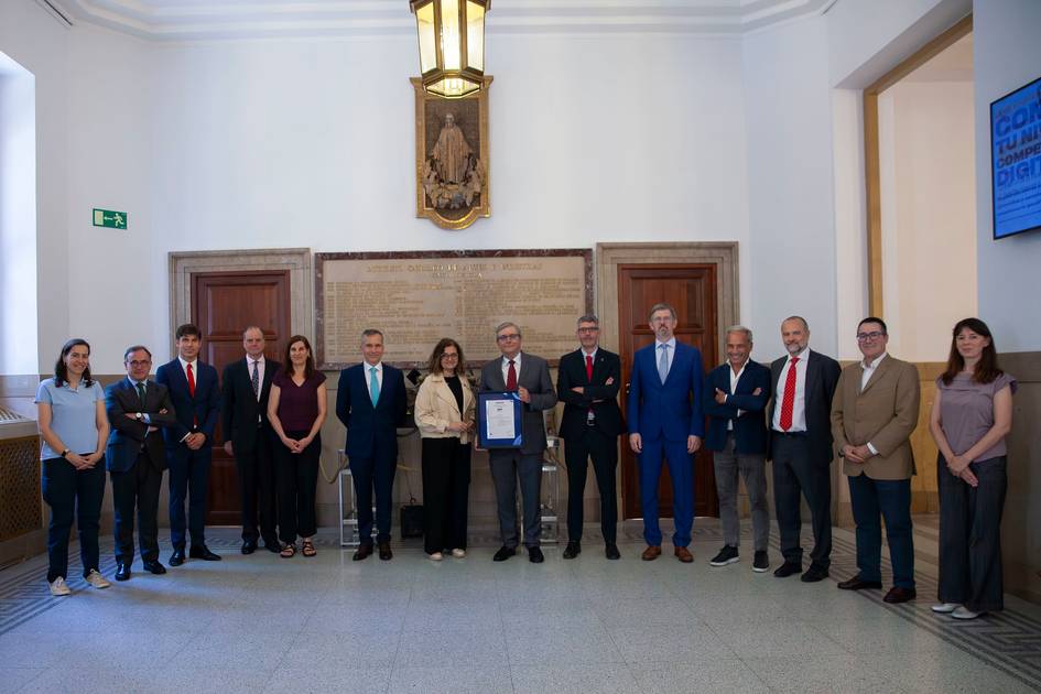 Un grupo de personas posando en una sala con una decoración formal.