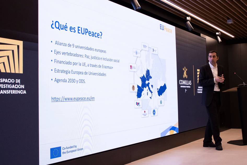 Presentación sobre la iniciativa EUPeace en una conferencia.