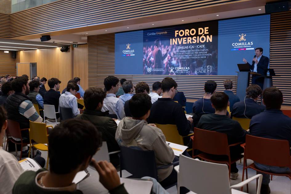 Un foro de inversión en el que un ponente está hablando frente a un público variado en un auditorio moderno.