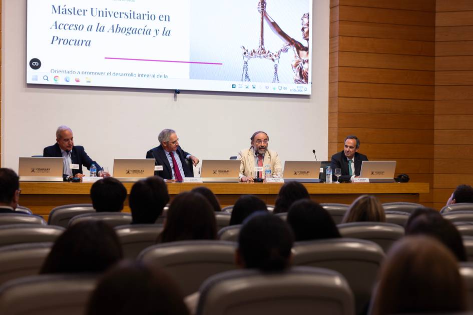 Un panel de expertos discutiendo sobre el acceso a la abogacía y la procuración en un evento académico.