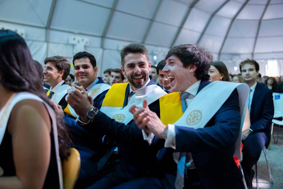 Un grupo de jóvenes estudiantes celebra su graduación en un evento festivo.