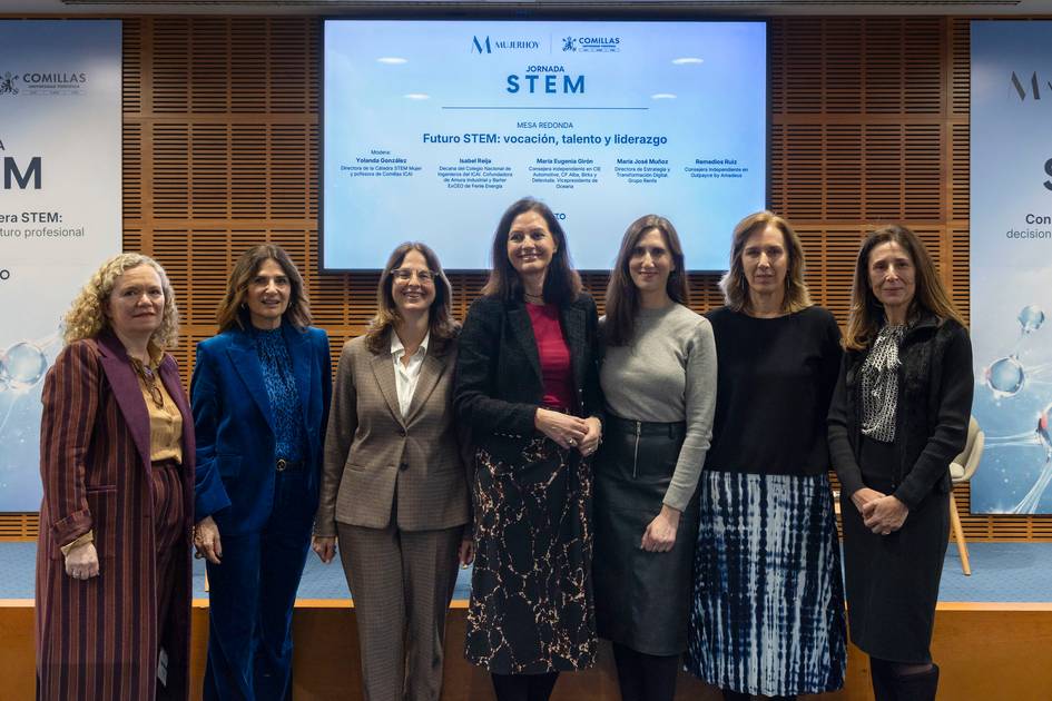 Un grupo de mujeres profesionales se reúne en un evento sobre el futuro de STEM y liderazgo.