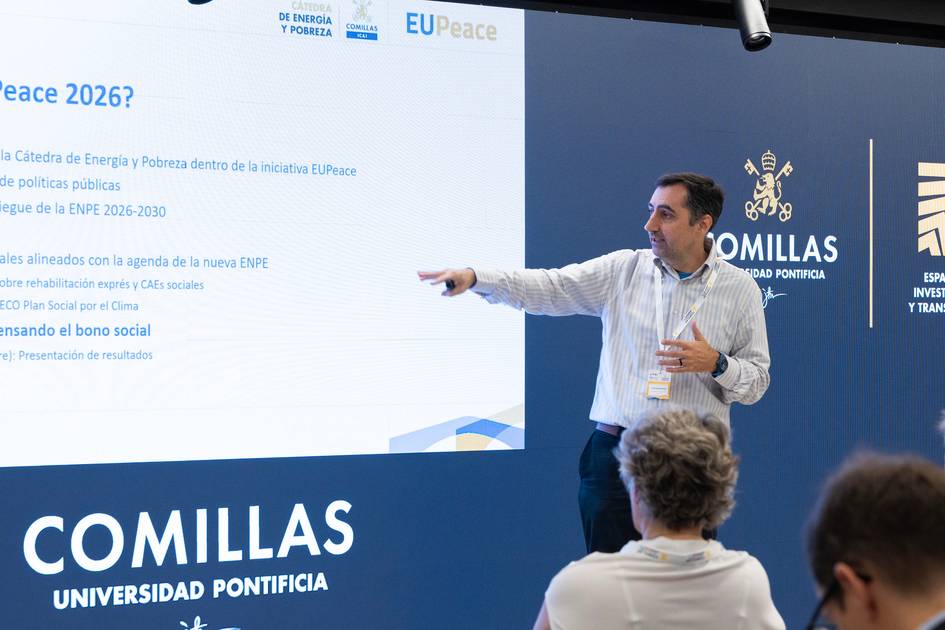 Un presentador expone sobre la iniciativa EUPeace en una conferencia en la Universidad Pontificia Comillas.