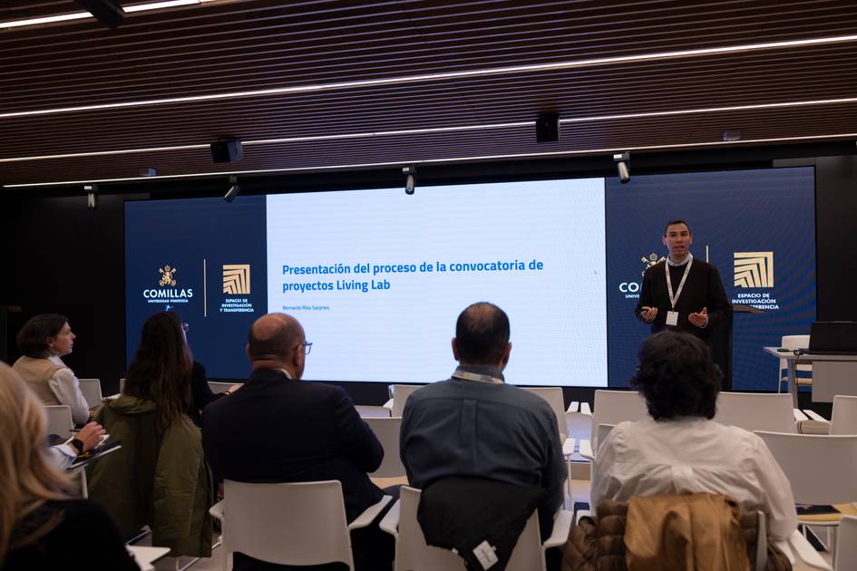 Una presentación en una sala moderna sobre proyectos de Living Lab.
