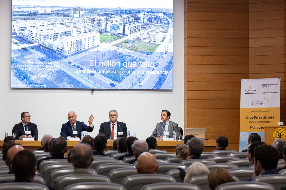 Un panel de expertos discutiendo sobre temas relacionados con la construcción y el desarrollo urbano.