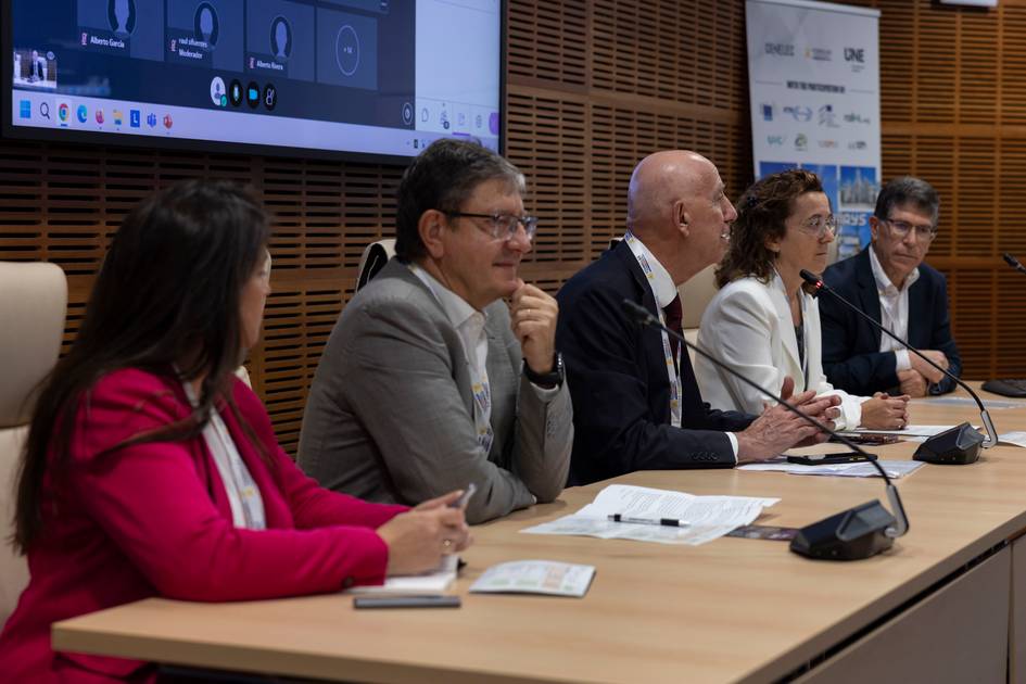 Un panel de expertos discutiendo en una conferencia.