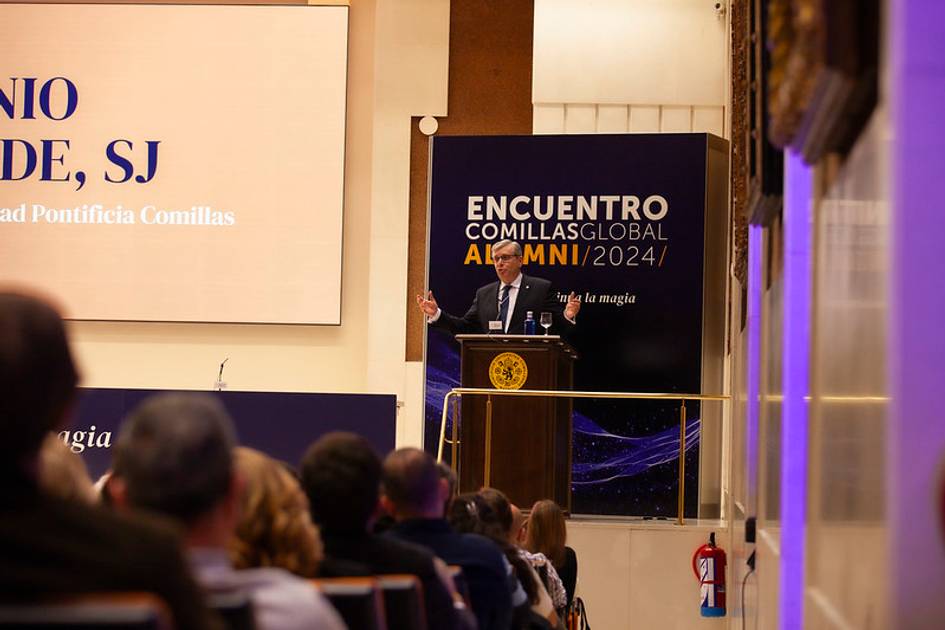 A man is giving a speech at the 'Encuentro ComillasGlobal Alumni 2024' event.