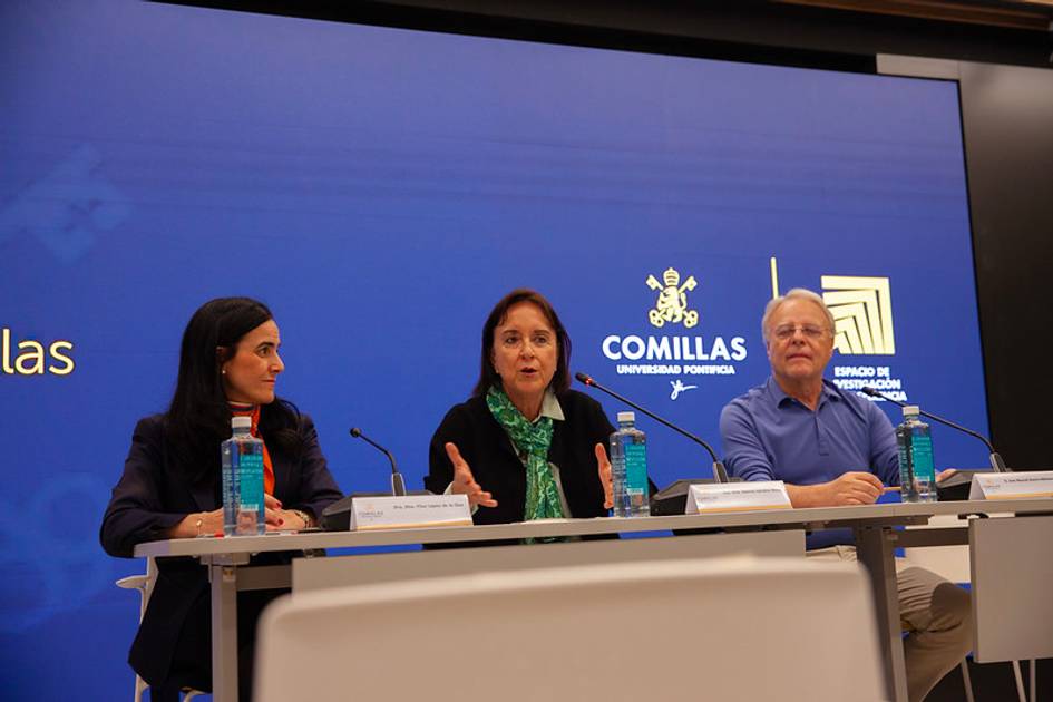 Un panel de tres personas discutiendo en un evento en la Universidad Pontificia Comillas.