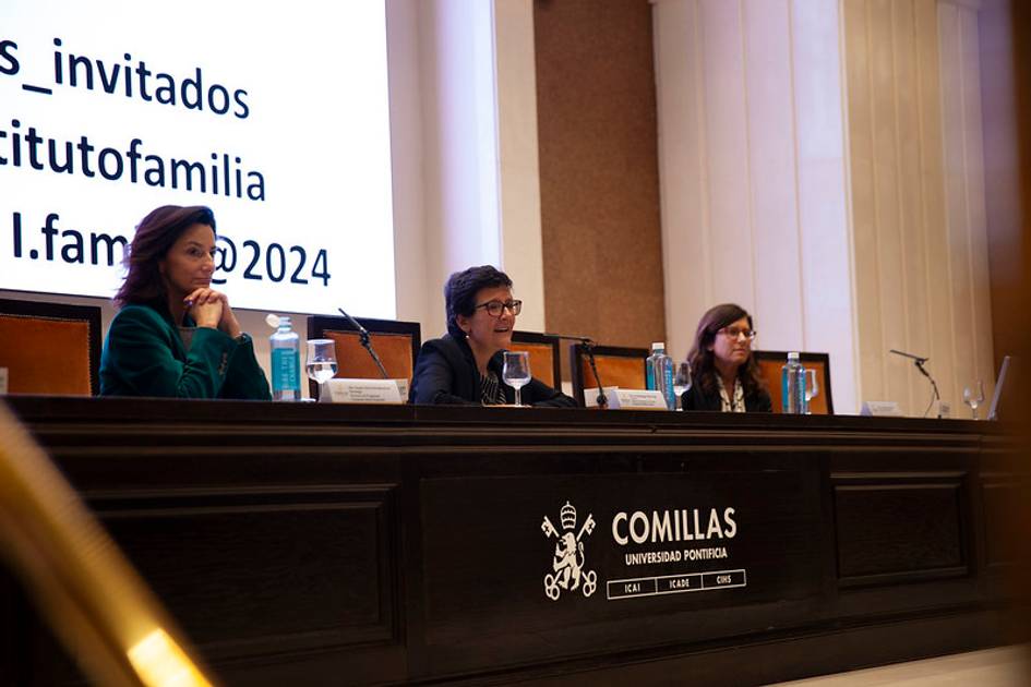 Tres ponentes sentadas en una mesa durante un evento en la Universidad Pontificia Comillas.