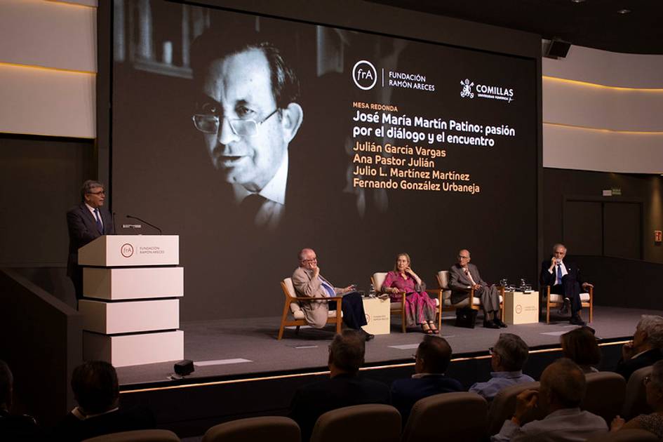 Mesa redonda sobre José María Martín Patino con varios ponentes en un escenario.