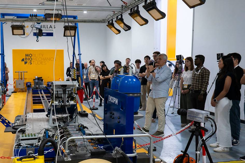 Un grupo de personas observa una presentación en un laboratorio de robótica.