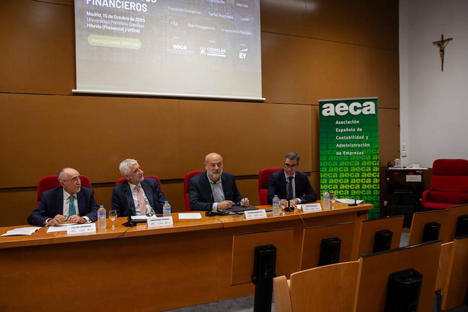 Un grupo de cuatro personas sentadas en una mesa durante un evento relacionado con temas financieros.