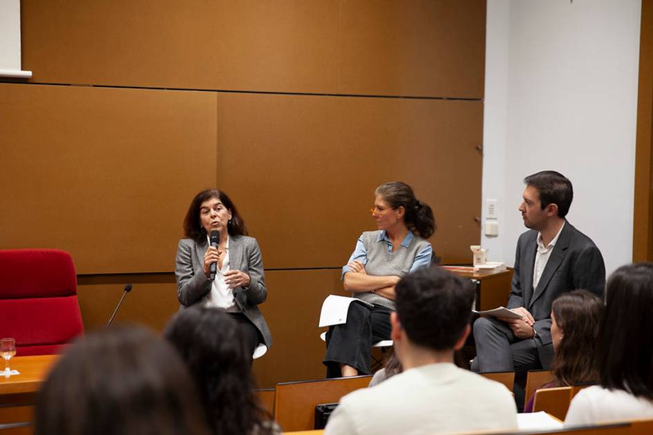 Una panelista habla mientras los asistentes escuchan en un evento.