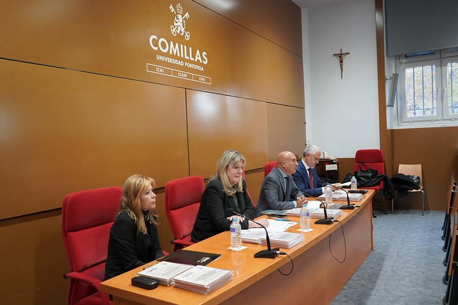 La imagen muestra a un grupo de profesionales sentados en una mesa en un evento en la Universidad Pontificia Comillas.