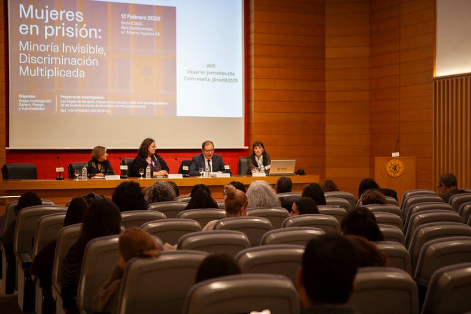 Un panel de discusión sobre la situación de las mujeres en prisión en un evento académico.