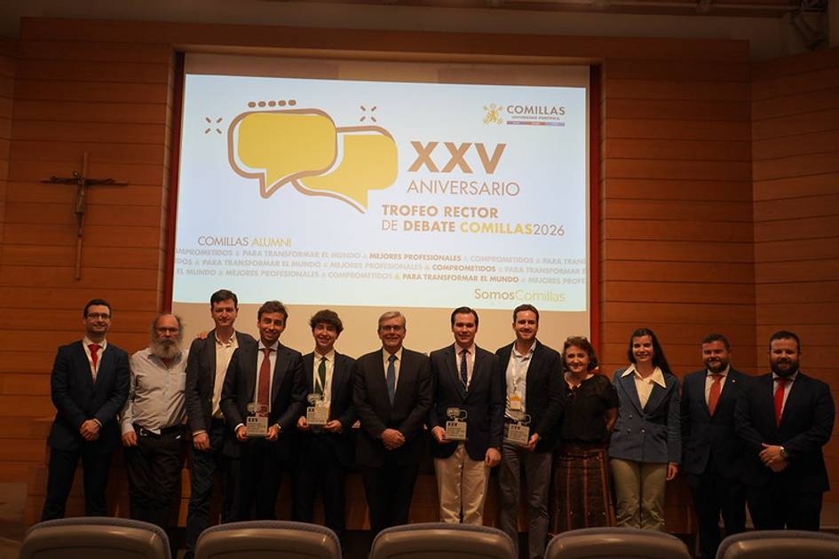 Grupo de participantes en el XXV Aniversario del Trofeo Rector de Debate en una ceremonia de premiación.