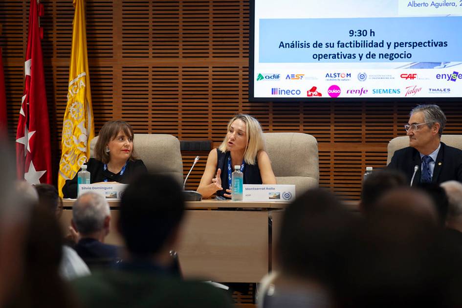 Montserrat Rallo, directora general de Planificación, Estrategia y proyectos de ADIF (centro), acompañada por Antonio Muñoz San Roque, director de Comillas ICAI