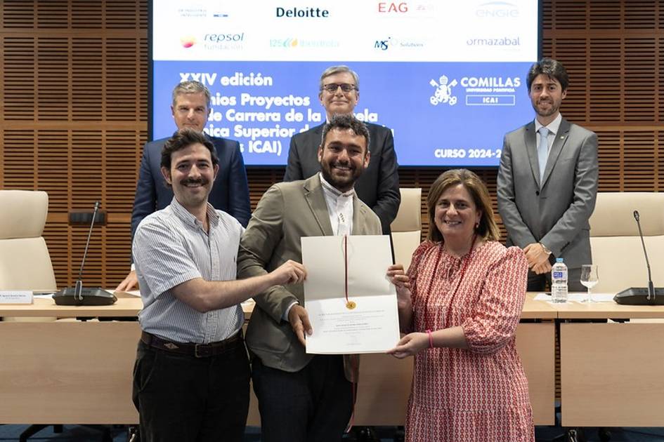 Un grupo de personas en un evento de entrega de galardones en una institución educativa.