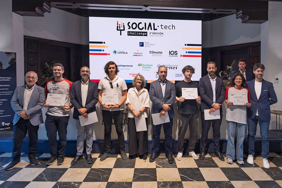 Un grupo de personas posando con certificados frente a una pantalla en un evento de tecnología social.