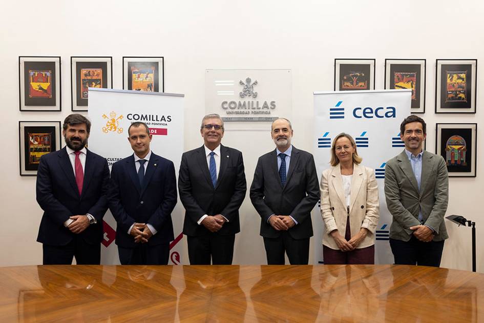 Grupo de personas posando en un evento oficial junto a banderas de instituciones.