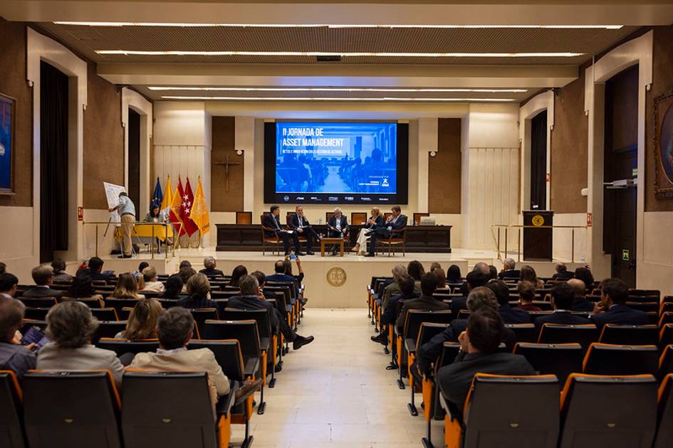 Una conferencia sobre gestión de activos en un auditorio con un público atento.