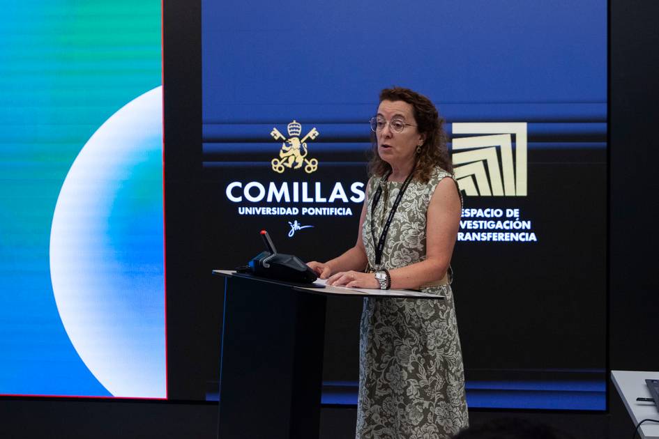 Una mujer presenta en un evento en la Universidad Pontificia Comillas.