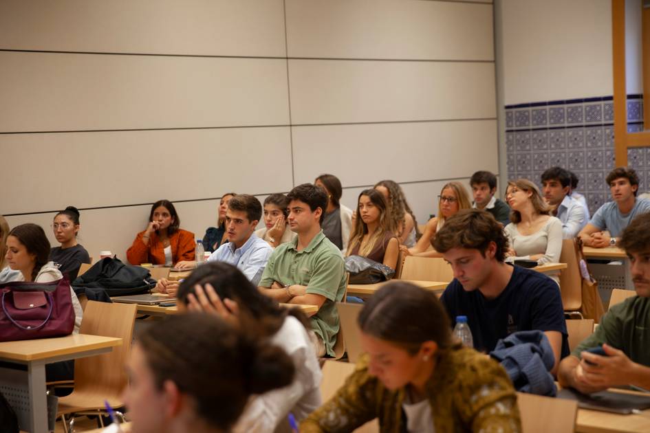 Un grupo de estudiantes prestando atención en una clase.