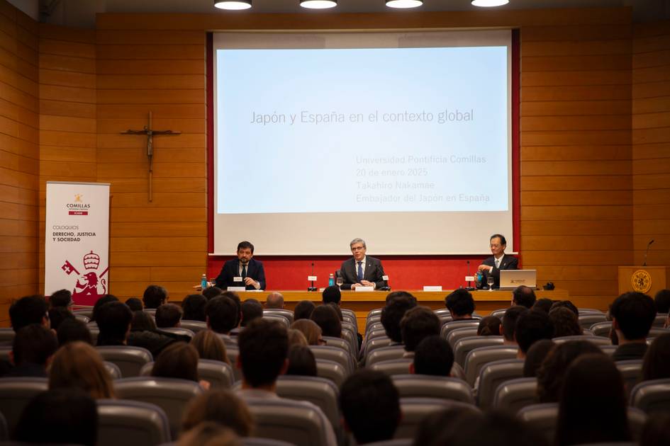 Tres ponentes están presentando en una conferencia titulada 'Japón y España en el contexto global' ante una audiencia en un auditorio.