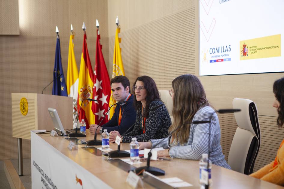 Una mesa redonda con varios ponentes discutiendo en un evento académico.