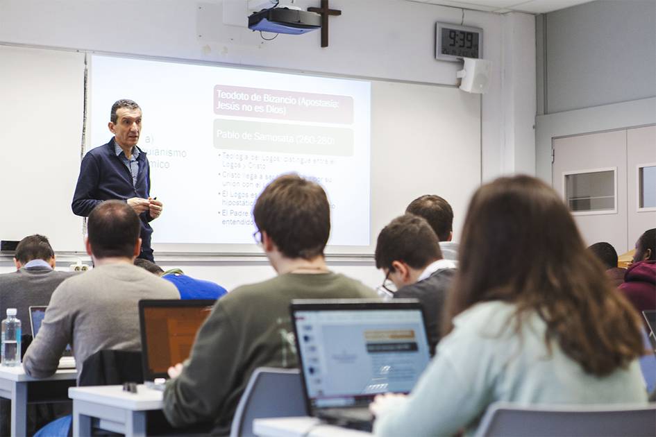 Un profesor está dando una clase a un grupo de estudiantes en un aula.