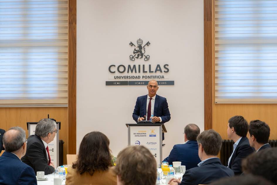 Un hombre habla frente a un grupo de personas en un evento en la Universidad Pontificia Comillas.