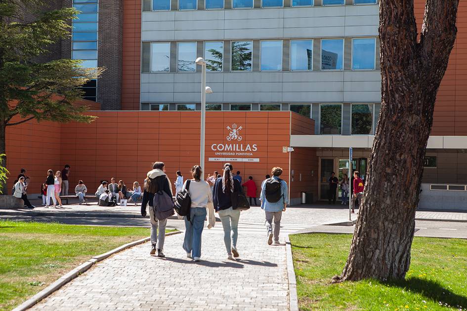 Students walking towards the entrance of the Comillas University building.