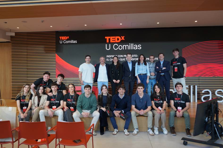 Grupo de personas posando frente a un panel de TEDx en U Comillas.