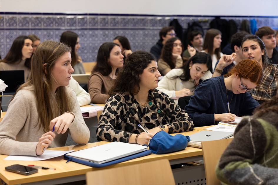 Un grupo de estudiantes escuchando atentamente en una clase.