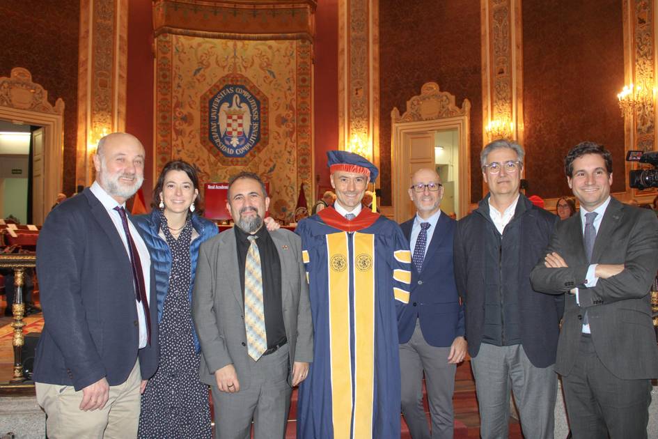 Carlos de Abajo (centro) en la ceremonia celebrada en el Paraninfo de la Universidad Complutense de Madrid