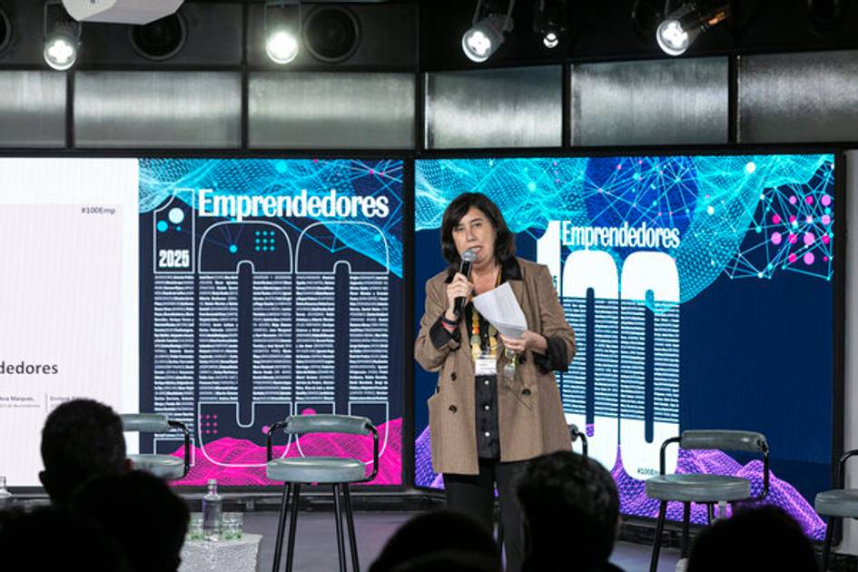 Una mujer habla en un escenario durante un evento sobre emprendedores.