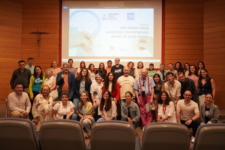 Un grupo de personas se reúne en un auditorio para un evento relacionado con la atención a personas con problemas de salud mental.