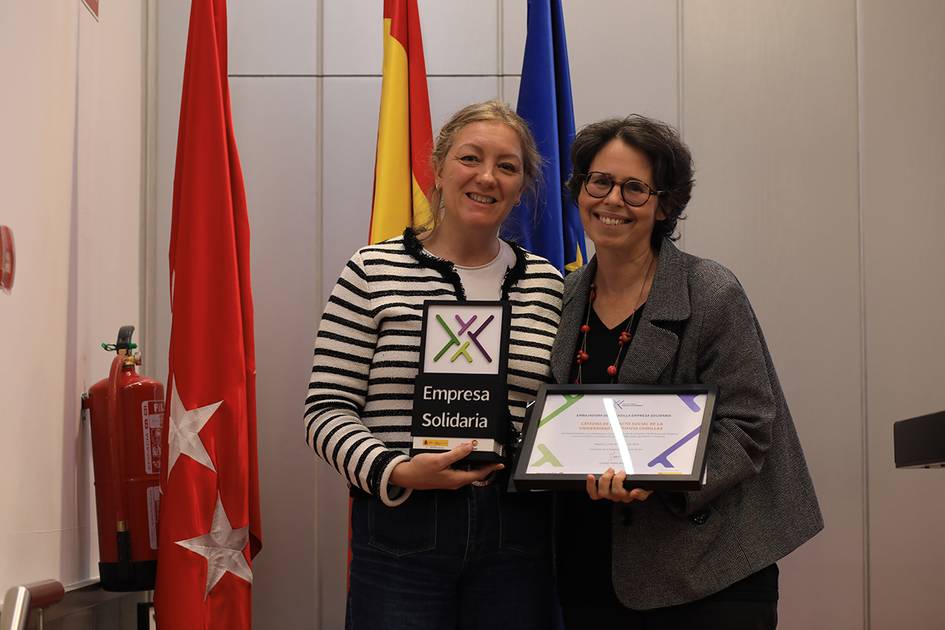 Bárbara Calderón Gómez-Tejedor, coordinadora del Área de Creación de Conocimiento Cátedra de Impacto Social, recibiendo el reconocimiento