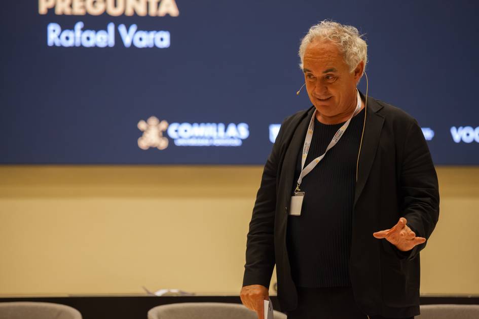 A man standing in front of a presentation screen that displays 'Pregunta Rafael Vara' at a conference.