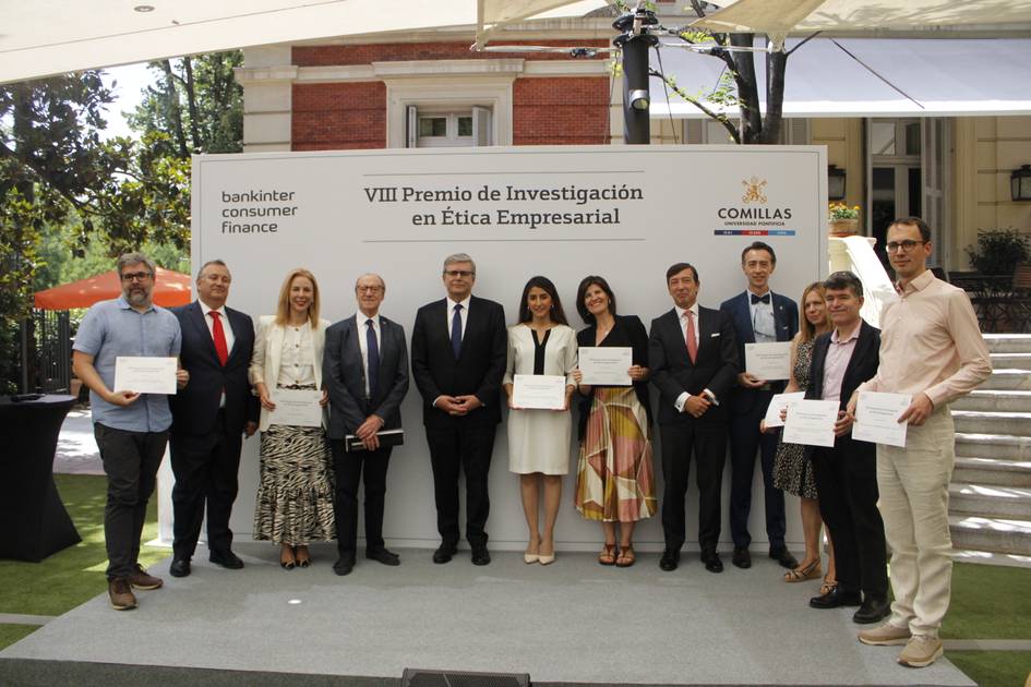 La imagen muestra un evento de entrega de premios en el que varias personas posan con sus diplomas frente a un cartel que indica el VIII Premio de Investigación en Ética Empresarial.