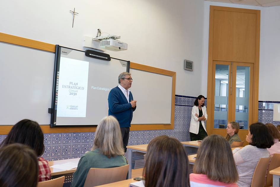 Un hombre está presentando un plan estratégico frente a un grupo de personas en un aula.