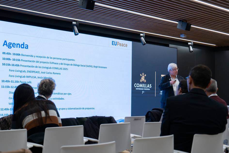 Un evento con una presentación en pantalla sobre la agenda del proyecto EUPeace, donde un ponente habla a los asistentes.