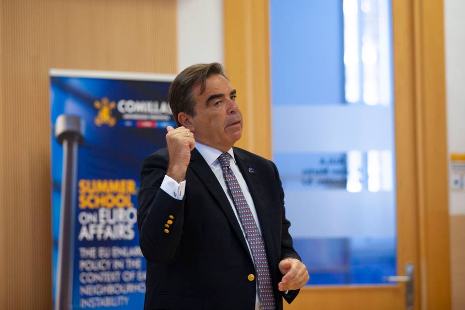 Un hombre de negocios habla con entusiasmo durante un evento en una sala de conferencias.