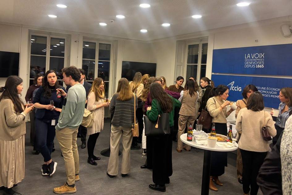 Un grupo diverso de personas socializa en un evento de networking en una sala moderna.