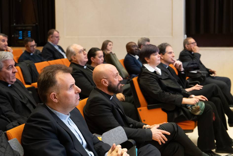 Un grupo de personas sentadas en un auditorio durante una conferencia.