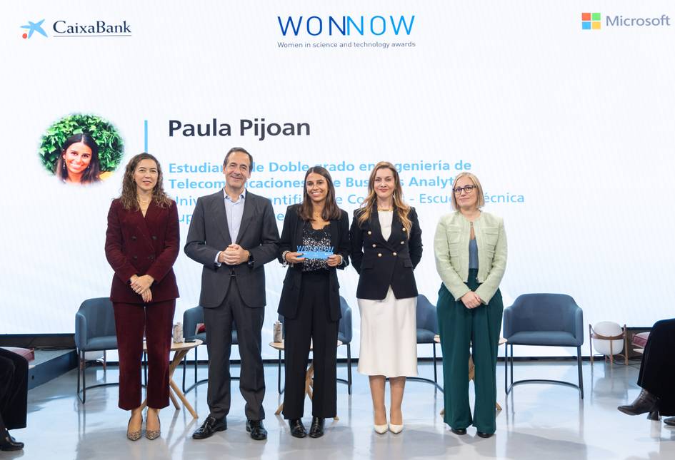 Grupo de cinco personas posando en un evento de premiación, con un logotipo de CaixaBank y Microsoft visible en el fondo.