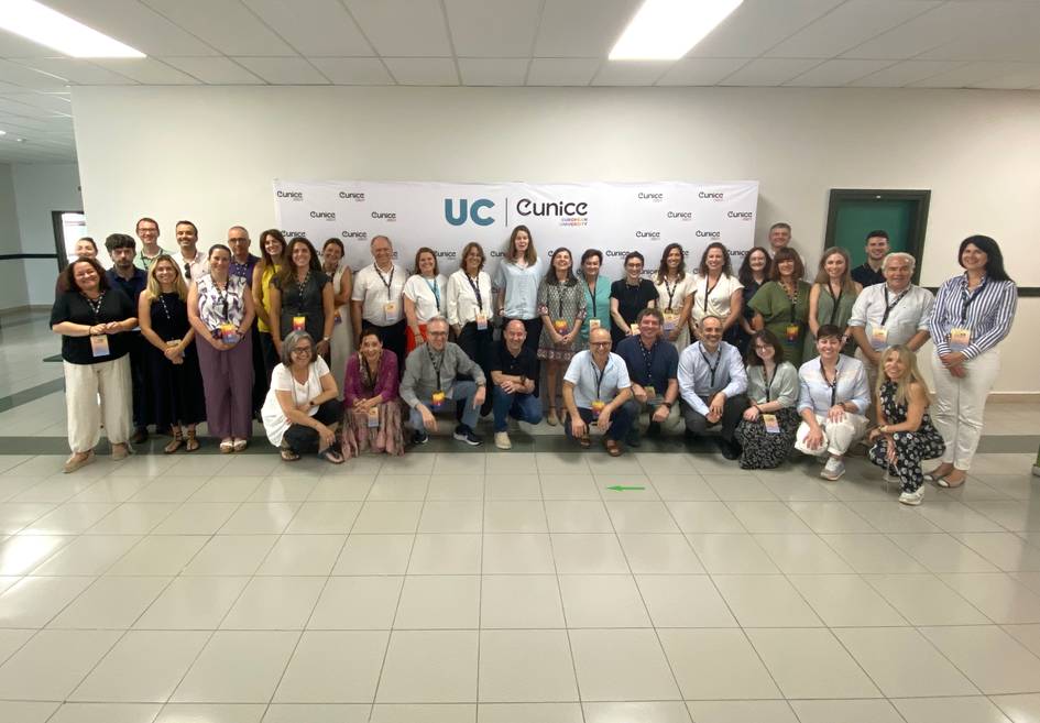Grupo de personas posando para una foto en un evento institucional.